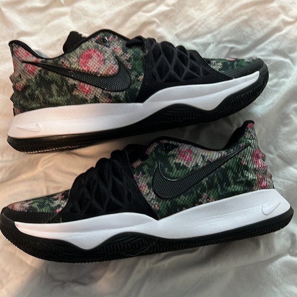 Nike Kyrie Low 1 Floral Basketball Shoes - Men’s 8.5 (10 Women’s) - Picture 4 of 7